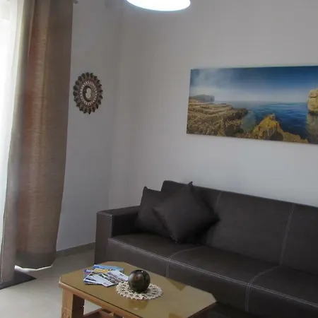 Carina Court Apartment *