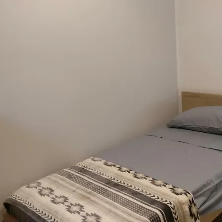 Carina Court Apartment *